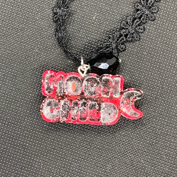 Pendentif en résine contour rose lune enfant fait main sur collier ras du cou en dentelle florale, mode gothique sorcière pastel