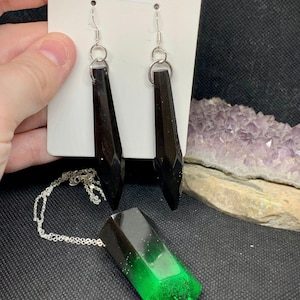 Ensemble de boucles d&#39;oreilles et collier avec pendentif prisme en résine noir et vert audacieux