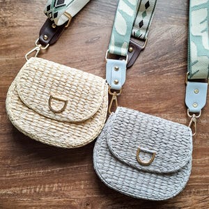 Ręcznie robiona torebka typu crossbody z rafii z szerokim paskiem boho – pleciona torebka letnia z bawełnianą podszewką – mała torebka słomkowa dla kobiet, torebka boho na lato