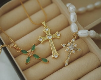 Kreuz Anhänger Halskette, Zierliche Kreuz Perlenkette, Minimalistische Jade Halskette, Gold Kreuz Halskette, Kreuz Halskette Frauen, Geschenk für sie