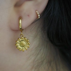 Daisy Huggie Hoop Earrings , 18K Gold Plated Daisy Flower Hoop Earrings , Waterproof , Anti Tarnish , Floral Earrings , Daisy Jewelry Gift