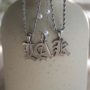 Collar con inicial de letra / Collar con inicial en inglés antiguo / Colgante con inicial gótica de acero inoxidable / Collar con inicial de plata / Regalo para ella