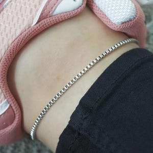 Pulsera de tobillo con cadena de eslabones · Tobilleras impermeables de acero inoxidable · Tobilleras de cadena de caja plateadas · Tobilleras sencillas y delicadas para el día a día para mujeres