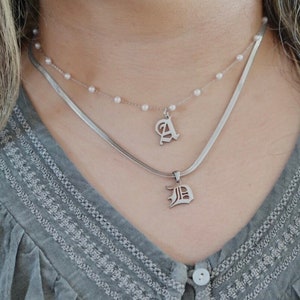Collar con inicial de plata / Collar con inicial en inglés antiguo de plata / Colgante con inicial de acero inoxidable de plata / Collar con inicial delicado