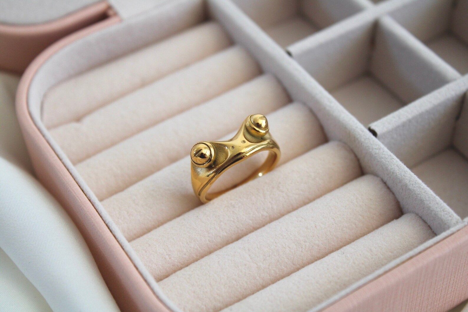 gold ring shaped like a frogs face