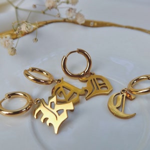 Brincos com letras iniciais douradas, brincos góticos ingleses antigos, brincos com iniciais douradas personalizadas, brincos com iniciais minimalistas, presente para ela