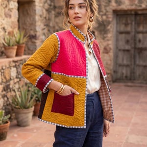 Giacca in cotone trapuntata a blocchi di colore realizzata a mano, cappotto alla coreana patchwork rosa senape, giacca corta indiana trapuntata Sujani.