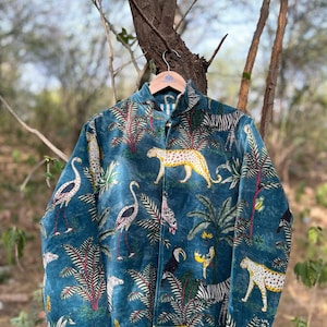 Chaqueta safari de terciopelo azul verdoso con estampado de leopardo y cebra, estilo bohemio único.