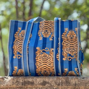 Bolso tote acolchado hecho a mano con estampado de tigre: bolso de viaje tipo fin de semana de algodón estilo bohemio.