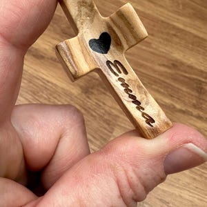 Mini fickkors, religiösa kristna bönekors, tumstort, handhållet träkors med handflata och presentpåse och bibelvers