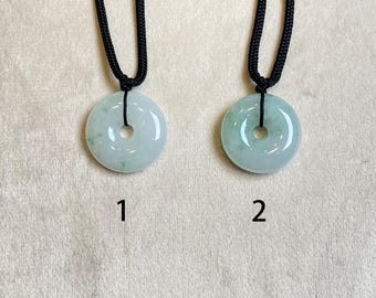 Delicato Ciondolo A Forma Di Ciambella In Giadeite Verde