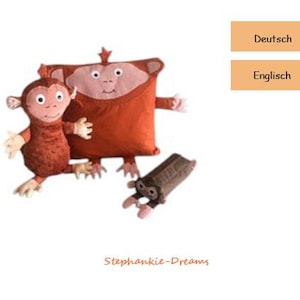 Könnte beinhalten: Drei Plüsch-Affenspielzeuge. Eines ist ein großes Kissen mit einem Affengesicht und zwei Armen. Die anderen beiden sind kleinere Affen mit braunem Fell. Der Text "Stephanke-Dreams" ist am unteren Rand des Bildes sichtbar.