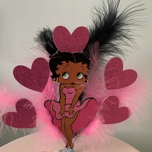 Betty Boop mit Federn Geburtstag Kuchen Topper in Pick, Betty boop Display