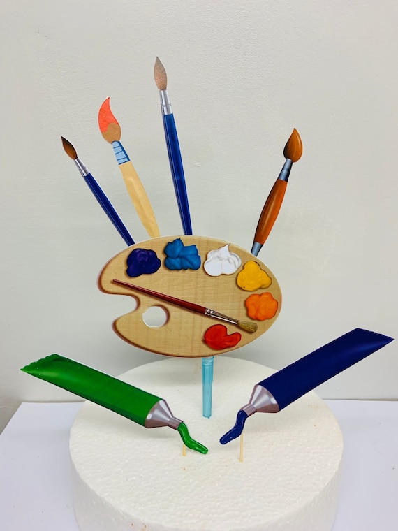 Artista pintor, paleta de pintura con pinceles para decoración de