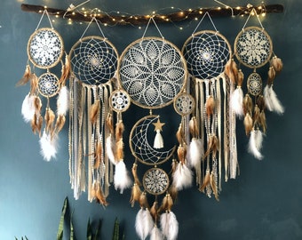 Dreamcatcher maan en sterren hangen boven het bed, grote dromenvanger, dromenvanger muur hangen, gigantische dromenvanger, dromenvanger