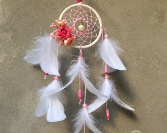 Atrapasueños floral rosa: decoración hecha a mano para la habitación de tu bebé.