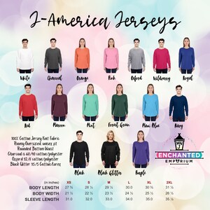 K&ouml;nnte beinhalten: Eine Tabelle, die die verschiedenen Farben und Gr&ouml;&szlig;en der verf&uuml;gbaren Langarm-T-Shirts zeigt. Die Shirts bestehen aus 100% Baumwoll-Jersey-Gewebe und haben eine lockere, &uuml;bergro&szlig;e Passform. Die Tabelle enth&auml;lt die Ma&szlig;e f&uuml;r K&ouml;rperl&auml;nge, K&ouml;rperbreite und &Auml;rmell&auml;nge in Zoll.