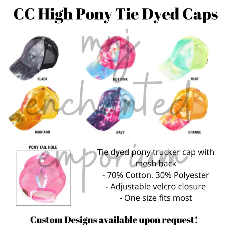 Op de afbeelding: Zes tie-dye trucker caps met een mesh rug. De caps zijn in de kleuren zwart, roze, mint, mosterd, marineblauw en oranje. De caps hebben een paardenstaartgat aan de achterkant. De tekst "CC High Pony Tie Dyed Caps" staat bovenaan de afbeelding. De tekst "Pony Tail Hole" staat onder de caps. De tekst "Tie dyed pony trucker cap with mesh back" staat in het midden van de afbeelding. De tekst "70% Cotton, 30% Polyester" staat onder de tekst "Tie dyed pony trucker cap with mesh back". De tekst "Adjustable velcro closure" staat onder de tekst "70% Cotton, 30% Polyester". De tekst "One size fits most" staat onder de tekst "Adjustable velcro closure". De tekst "Custom Designs available upon request!" staat onderaan de afbeelding.
