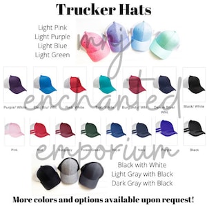 Op de afbeelding: Een selectie van trucker caps in verschillende kleuren, waaronder roze, rood, teal, bordeaux, marine, paars, zwart en wit. De caps hebben een mesh achterkant en een effen voorpaneel. De tekst "Trucker Hats" staat bovenaan de afbeelding. De tekst "Black with White", "Light Gray with Black" en "Dark Gray with Black" staat onderaan de afbeelding. De tekst "More colors and options available upon request!" staat onderaan de afbeelding.