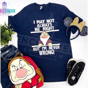 Op de afbeelding: Een marineblauw T-shirt met een witte afbeelding van Grumpy van Sneeuwwitje. De afbeelding zegt "Ik heb misschien niet altijd gelijk, maar ik zit nooit fout!"