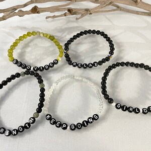 Pulsera de cuentas con letras negras, pulsera con palabras personalizadas, pulsera con palabras