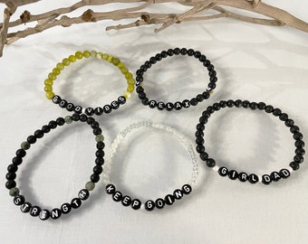 Kralenarmband met zwarte letter, aangepaste woordarmband, woordarmband