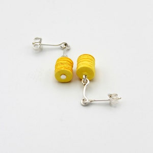 Rode papieren hangoorbellen: hypoallergene kleurrijke sieraden