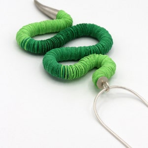 Collana Medusa Snake / Rosa Borgogna / Fatta a mano nel Regno Unito / Collana lunga colorata / Gioiello sostenibile / Regalo unico per lei
