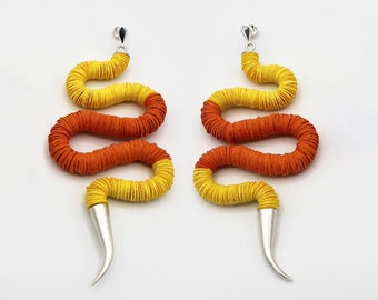 Pendientes de serpiente Medusa / Joyería hecha a mano / Hermosos pendientes llamativos / Regalo sostenible / Joyería única / Pendientes amarillo naranja