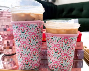 Floral Bows Iced Coffee Sleeve: Trendy Cup Accessory
