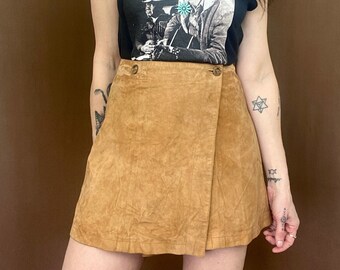 1970s tan suede wrap mini skirt  // Size M-L