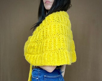 1970s yellow knit cape shawl