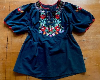 1970s Hungarian embroidered peasant blouse // Size M
