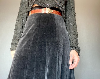 1970s Black velvet maxi skirt // Size S