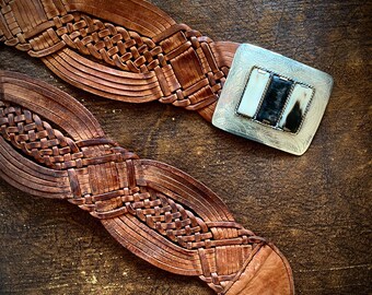 1970s braided leather belt with stamped metal buckle // Onesize