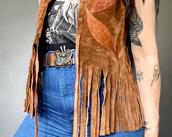 1970s Brown suede appliqué fringe vest // Size S-M