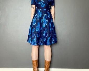 1970s Kaisu Heikkilä Oy blue paisley midi dress // Size XS