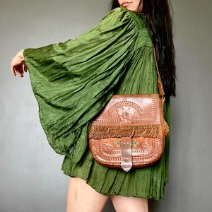 ¡EN ESPERA! ¡No lo compres! Bolso tipo cartera de cuero repujado de los años 70.