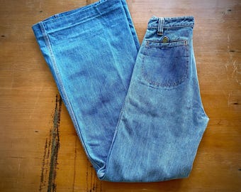 1970s OUI high rise flared blue denim jeans // Size XXS