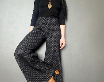 1970s black & white textured flared pants  // Size M