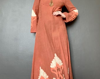 1970s peachy brown batik maxi dress // Size S-M
