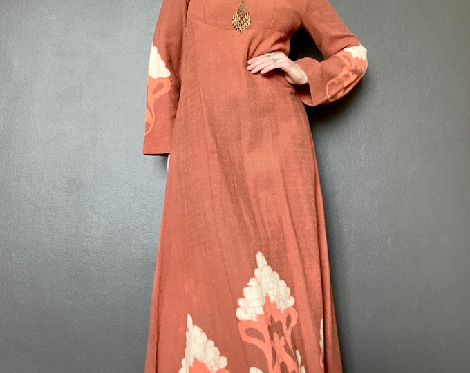 Featured listing image: 1970s peachy brown batik maxi dress // Size S-M
