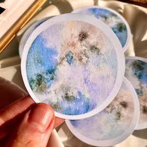 Naklejka winylowa Triton Moon | Niebiesko-biała okrągła akwarela pastelowa | Wodoodporna butelka na wodę Naklejki na laptopa Naklejki wycinane metodą die cut