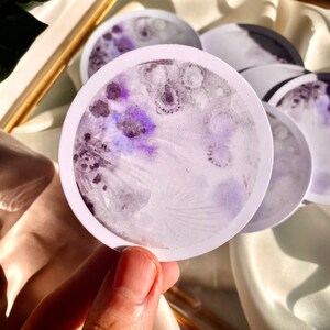 The Moon Vinyl Sticker | Blau Flieder Weiß Aquarell Pastell | Wasserabweisende Wasserflasche Laptop Aufkleber Celestial Aufkleber Die Cut Sticker