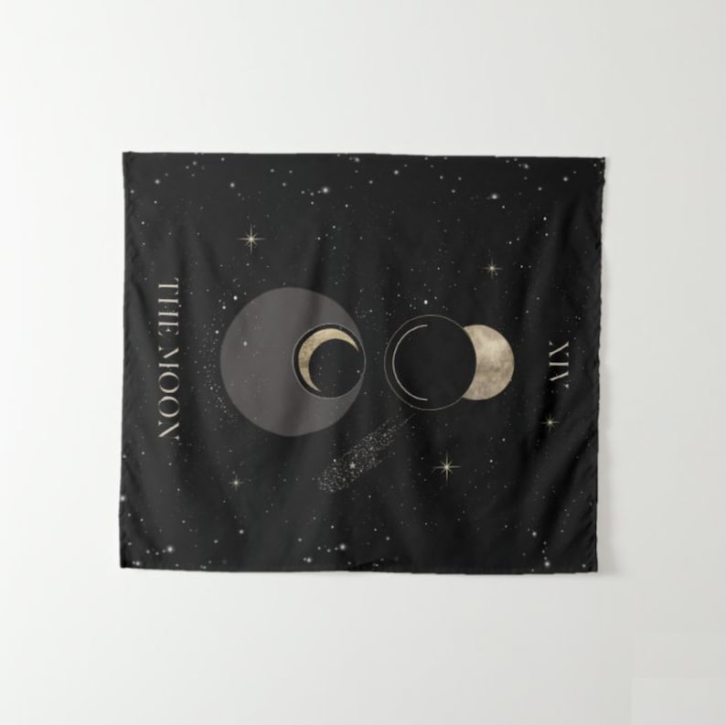 Puede incluir: Tapiz negro con un fondo de cielo estrellado de noche. El tapiz presenta tres lunas en diferentes fases, con el texto "THE MOON" y el n&uacute;mero romano "VII" en dorado.