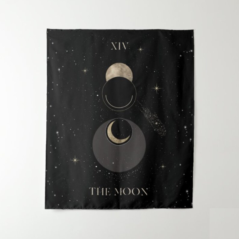 Puede incluir: Tapiz negro con un dise&ntilde;o de luna dorada y estrellas. El texto "XIV THE MOON" est&aacute; impreso en el tapiz.