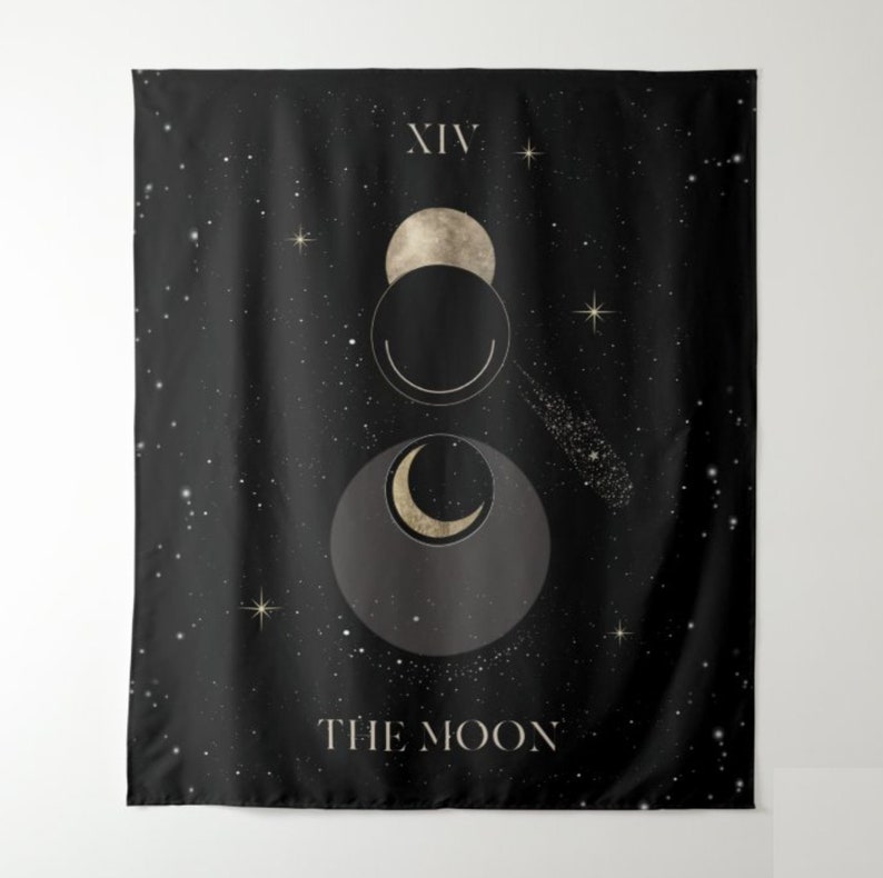 Puede incluir: Un tapiz negro con un dise&ntilde;o de luna y estrellas doradas y blancas. El texto "XIV THE MOON" est&aacute; impreso en la parte inferior del tapiz.