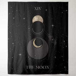 Puede incluir: Tapiz negro y dorado con la carta del tarot XIV La Luna con una luna creciente, luna llena y estrellas sobre un fondo negro.