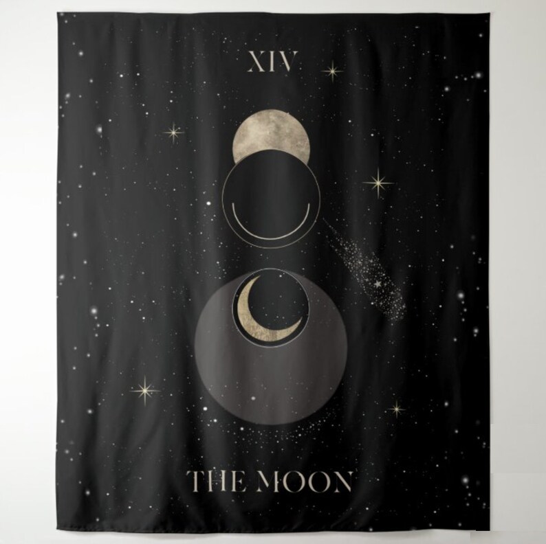 Puede incluir: Tapiz negro y dorado con la carta del tarot XIV La Luna con una luna creciente, luna llena y estrellas sobre un fondo negro.