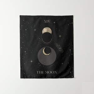 Puede incluir: Un tapiz negro con un dise&ntilde;o de luna dorada y blanca. El tapiz presenta el texto "XIV" y "THE MOON".